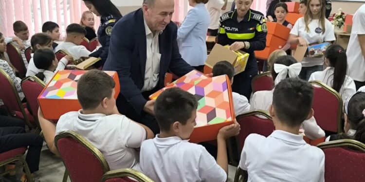 Ghiozdane și dulciuri pentru elevi din partea ”Euroactiv” și polițiștilor, în cadrul campaniei ”Să aducem copiii la școală” (Foto)