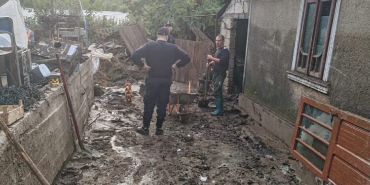 52 de pompieri suceveni, la inundații, în județul Galați. ”Cu ajutorul zecilor de lopeți, al buldoexcavatorului și al autocamionului, băieții noștri aduc un strop de speranță în inimile celor afectați de inundații”