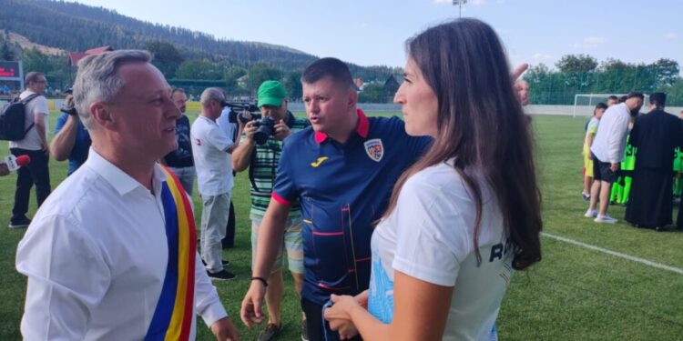 Ancuța Bodnar și jucători din Generația de Aur, la Putna, la meciul de retragere a fostului internațional Mihai Roman. Însoțit de cele patru fete ale sale, Mihai a fost aplaudat de toți cei prezenți pe noul stadion. Fostul fotbalist a primit titlul de cetățean al comunei și un tricou cu semnăturile jucătorilor români care aseară au învins Kosovo cu 3-0 (Foto)
