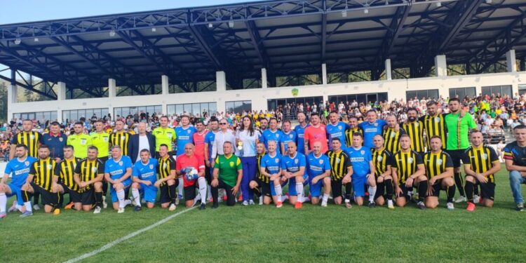 Ancuța Bodnar și jucători din Generația de Aur, la Putna, la meciul de retragere a fostului internațional Mihai Roman. Însoțit de cele patru fete ale sale, Mihai a fost aplaudat de toți cei prezenți pe noul stadion. Fostul fotbalist a primit titlul de cetățean al comunei și un tricou cu semnăturile jucătorilor români care aseară au învins Kosovo cu 3-0 (Foto)