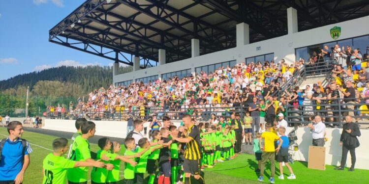 Ancuța Bodnar și jucători din Generația de Aur, la Putna, la meciul de retragere a fostului internațional Mihai Roman. Însoțit de cele patru fete ale sale, Mihai a fost aplaudat de toți cei prezenți pe noul stadion. Fostul fotbalist a primit titlul de cetățean al comunei și un tricou cu semnăturile jucătorilor români care aseară au învins Kosovo cu 3-0 (Foto)