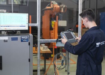 Pînă pe 13 septembrie, prima sesiune de admitere la programe inginerești în sistem dual, la Universitatea ”Ștefan cel Mare” Suceava.  Sînt 150 de locuri, din care 95 de locuri fără taxă şi cu bursă, și alte 55 de locuri cu taxă