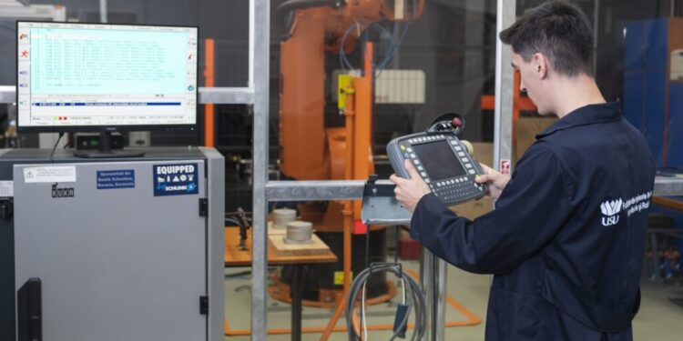 Pînă pe 13 septembrie, prima sesiune de admitere la programe inginerești în sistem dual, la Universitatea ”Ștefan cel Mare” Suceava.  Sînt 150 de locuri, din care 95 de locuri fără taxă şi cu bursă, și alte 55 de locuri cu taxă