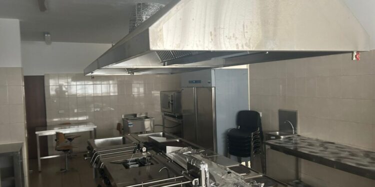 Cantină școlară cu echipamente de 100.000 de euro, nefuncțională. Aceasta este folosită doar pentru practica elevilor