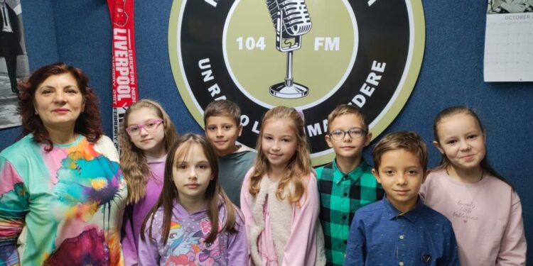 Toate clasele de la Școala Gimnazială nr. 3 Suceava, activitate de decorare a bostanilor. Unii dintre bostanii decorați sînt expuși în fața școlii și pot fi admirați din drum (Foto)