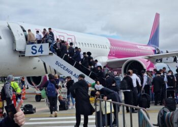 Mii de evrei hasidici care se întorc de la un pelerinaj din Ucraina, pe aeroportul din Suceava (Foto)