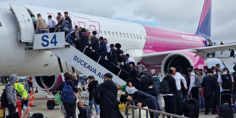 Mii de evrei hasidici care se întorc de la un pelerinaj din Ucraina, pe aeroportul din Suceava (Foto)