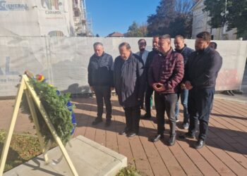 Coroană de flori depusă la bustul lui Iancu Flondor din centrul Sucevei, la 100 de ani de la trecerea la cele veșnice a celui care a fost unul dintre artizanii Unirii Bucovinei cu Țara