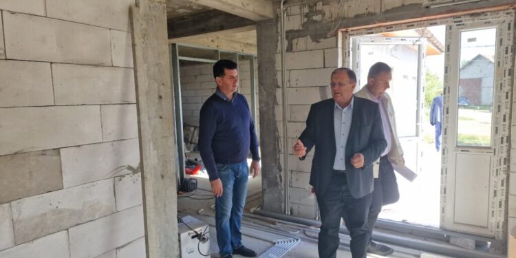 Persoane cu dizabilități de la Costâna, transferate la Cacica, unde sînt aproape gata 3 locuințe cu cîte 8 locuri