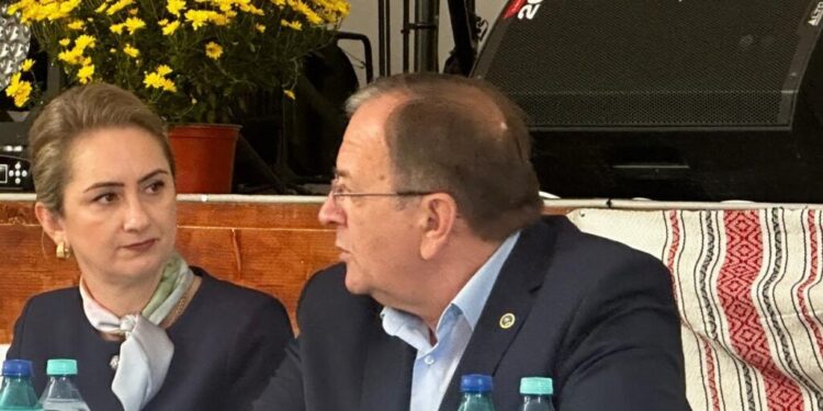 Profesoara Veronica Anechitei, noul primar al comunei Grămești, a depus jurămîntul. Gheorghe Flutur: Închei această acțiune de instalare a primarilor, de depunere a jurământului, cu sentimentul că echipa liberală de primari din județul Suceava este foarte puternică