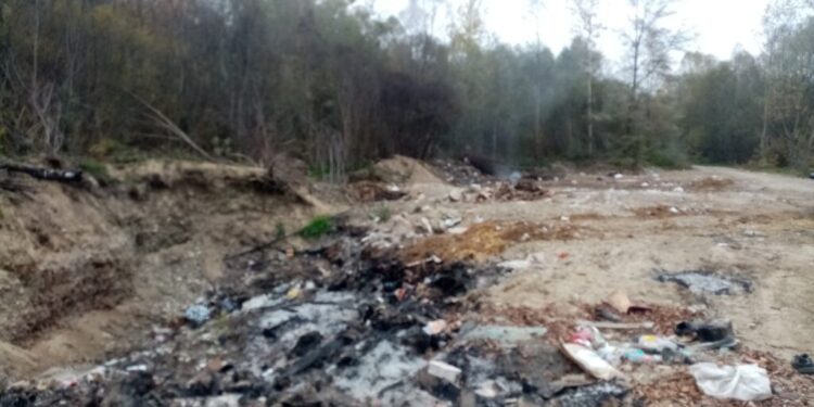 Garda de Mediu Suceava vrea să facă plîngere penală față de Primăria Frătăuții Noi, pentru o groapă de gunoi ilegală. Amenzile pe care Primăria le-a tot primit nu au avut nici un efect