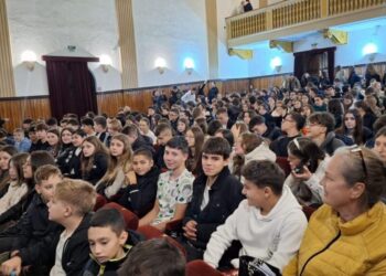 Sute de elevi de la Colegiul ”Eudoxiu Hurmuzachi” Rădăuți, participanți la activitatea ”O viață sănătoasă prin prevenirea comportamentelor de risc”
