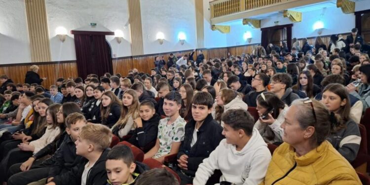 Sute de elevi de la Colegiul ”Eudoxiu Hurmuzachi” Rădăuți, participanți la activitatea ”O viață sănătoasă prin prevenirea comportamentelor de risc”