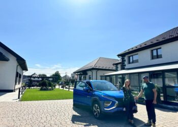 Mașină electrică de 35.000 de euro, achiziționată de Primăria Horodnic de Sus. Primarul Valentin Luță: Mașina albastră cu numere roșii nu este a primarului