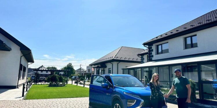 Mașină electrică de 35.000 de euro, achiziționată de Primăria Horodnic de Sus. Primarul Valentin Luță: Mașina albastră cu numere roșii nu este a primarului