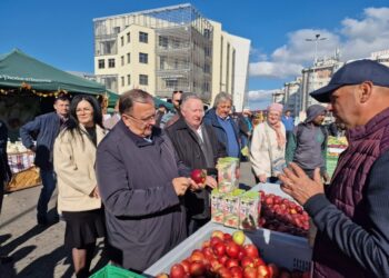 Gheorghe Flutur, la Tîrgul Mărului de la Fălticeni: La Suceava, mărul de Fălticeni s-a vîndut în fața magazinelor foarte bine. După ce au văzut marile magazine ce se întîmplă i-au chemat înăuntru și am avut raioane, insule pentru vînzarea produselor de aici