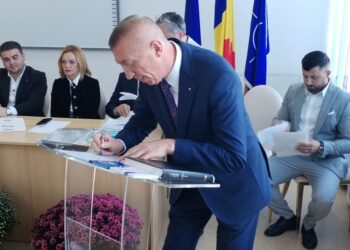 Eduard Dziminschi, primarul de la Moara ales pe listele PNL, dar care este tot mai aproape de PSD, a depus jurămîntul pentru cel de-al treilea mandat. Discurs presărat cu înțepături, mulțumiri și scuze (Foto)