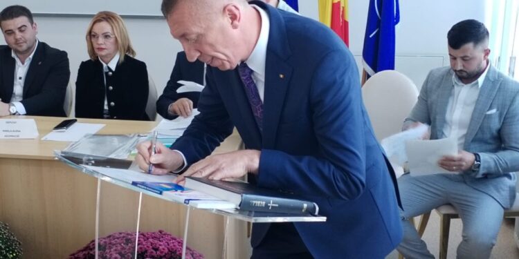 Eduard Dziminschi, primarul de la Moara ales pe listele PNL, dar care este tot mai aproape de PSD, a depus jurămîntul pentru cel de-al treilea mandat. Discurs presărat cu înțepături, mulțumiri și scuze (Foto)