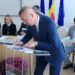 Eduard Dziminschi, primarul de la Moara ales pe listele PNL, dar care este tot mai aproape de PSD, a depus jurămîntul pentru cel de-al treilea mandat. Discurs presărat cu înțepături, mulțumiri și scuze (Foto)