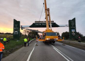 Vîntul a scos din circuit, momentan, poarta de intrare în județul Suceava, pe la Drăgușeni. Grinda pe care scrie ”Județul Suceava” și pe care apare mesajul ”Hai în Bucovina!” a fost demontată (Foto)