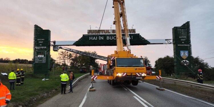Vîntul a scos din circuit, momentan, poarta de intrare în județul Suceava, pe la Drăgușeni. Grinda pe care scrie ”Județul Suceava” și pe care apare mesajul ”Hai în Bucovina!” a fost demontată (Foto)