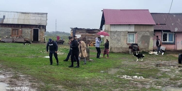 Poliția și DGASPC Suceava, vizite la familii problemă din Șcheia și Salcea. „Împiedicarea accesului la învățămîntul general obligatoriu” reprezintă o infracțiune