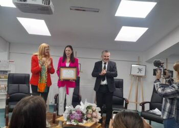Campioana olimpică la canotaj Roxana Anghel a primit titlul de cetățean de onoare al Siretului. De față au fost colege de-ale ei și multipla campioană Elisabeta Lipă