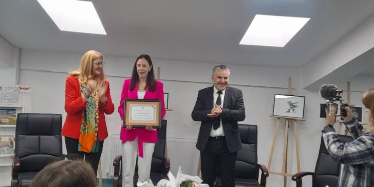 Campioana olimpică la canotaj Roxana Anghel a primit titlul de cetățean de onoare al Siretului. De față au fost colege de-ale ei și multipla campioană Elisabeta Lipă