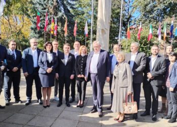 PSD Suceava a depus listele pentru parlamentare, pe care se găsește și un ”import”, avocatul bucureștean Daniel Ionașcu. Ioan Stan: Vă spunem că am venit cu gînduri bune. Vom face o campanie decentă. Avem o echipă bine constituită (Foto)