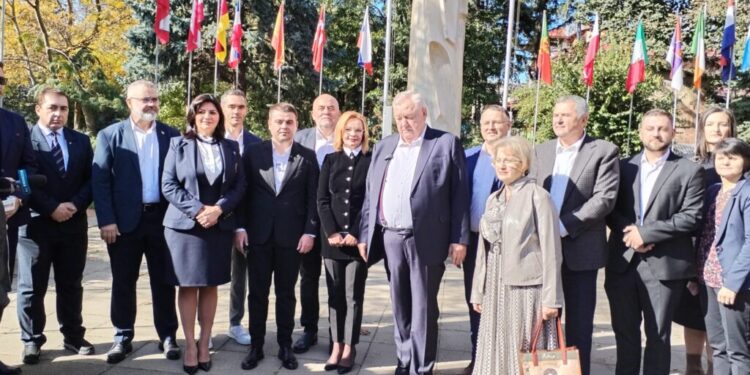 PSD Suceava a depus listele pentru parlamentare, pe care se găsește și un ”import”, avocatul bucureștean Daniel Ionașcu. Ioan Stan: Vă spunem că am venit cu gînduri bune. Vom face o campanie decentă. Avem o echipă bine constituită (Foto)