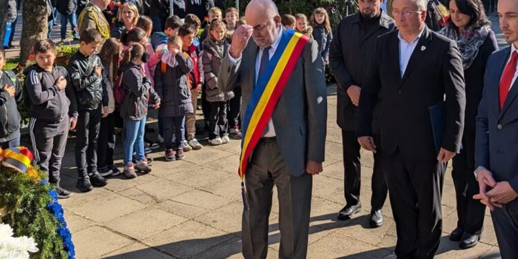 Primarul Vasile Rîmbu, la Ziua Armatei României, nemulțumit că la ceremonialul militar Prefectura și Consiliul Județean au fost reprezentate de oameni din eșalonul doi