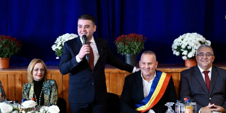 Alin Boșutar a depus jurămîntul de primar al comunei Moldovița. Gheorghe Șoldan:  L-am simțit foarte emoționat pe Alin și i-am spus că e bine să ai emoții, pentru că asta înseamnă că îți pasă