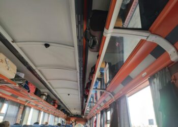 Tren al unei firme private, pe ruta Suceava – București. Trenul ar urma să oprească doar în patru gări. Trenul operat de CFR Călători oprește în 10 gări