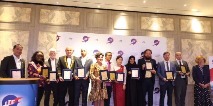 USV, două medalii de aur și una de argint, la Londra, la un salon de inventică și creativitate. Universitatea Norton din Cambodgia a oferit USV diploma de excelență și trofeul universității pentru promovarea inventicii la nivel internațional