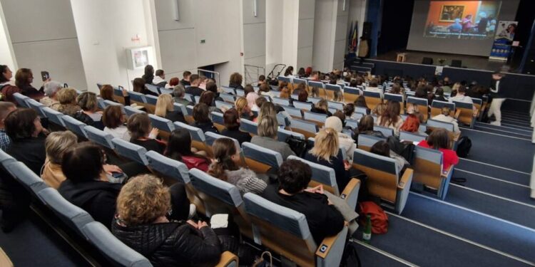 Simone Weiss, lector la o universitate din Germania, workshop dedicat îngrijirii oamenilor cu demență, la USV. La acesta au participat 160 de persoane, studenți și specialiști