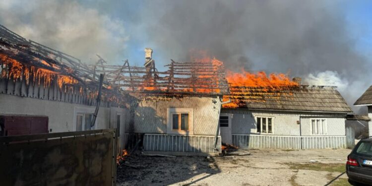 Continuă seria incendiilor dezastruoase, care ruinează familii, din cauza coșurilor de fum