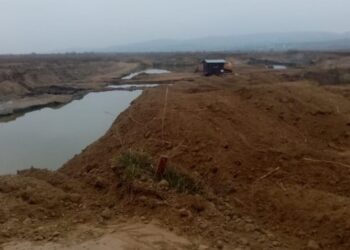 Amenzi de peste 100.000 de lei, pentru o firmă care extrăgea agregate minerale în afara perimetrului autorizat, la Udești