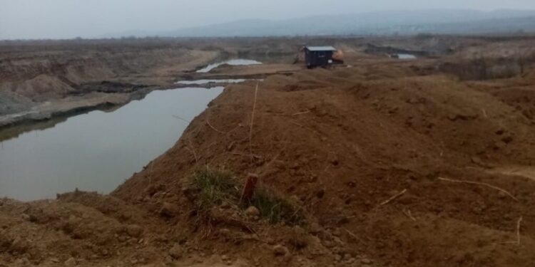 Amenzi de peste 100.000 de lei, pentru o firmă care extrăgea agregate minerale în afara perimetrului autorizat, la Udești