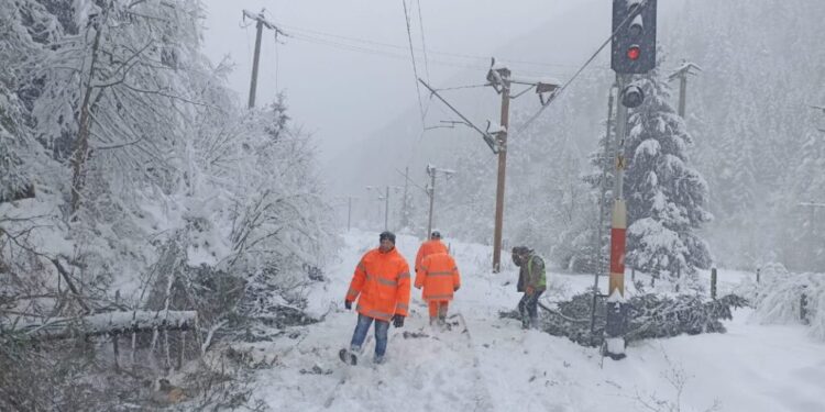 Probleme mari pe calea ferată care leagă județele Suceava și Bistrița-Năsăud, din cauza zăpezii și a viscolului. Între Vatra Dornei și Salva toți călătorii din trenuri sînt transportați cu autocarele