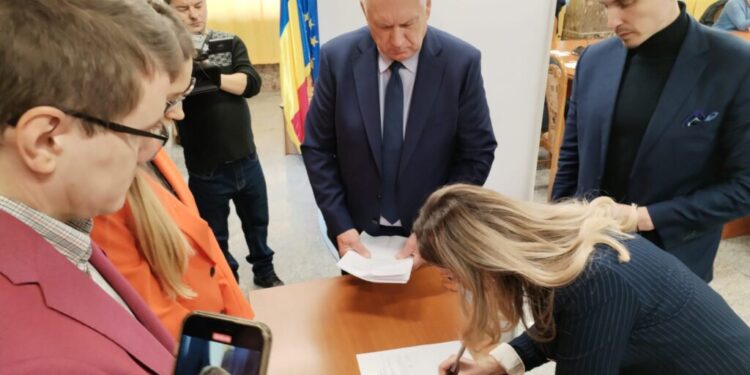 Dan Ioan Cușnir și Daniel Ungurian, noii viceprimari ai Sucevei. Aceștia au fost aleși de toți cei 20 de consilieri prezenți în sală