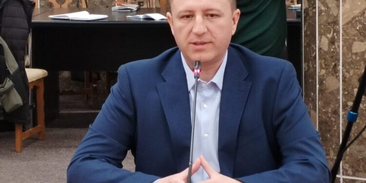 Dan Ioan Cușnir și Daniel Ungurian, noii viceprimari ai Sucevei. Aceștia au fost aleși de toți cei 20 de consilieri prezenți în sală