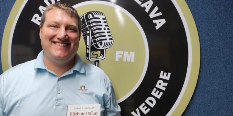 Istoricul american Grant T. Howard, în vizită la Suceava pentru a doua oară: Prima dată am avut o impresie de oraș nu atît de bine pus la punct. Acum e o schimbare, mi se pare că străzile sînt mai bune. Mănăstirile mi-au făcut o bună impresie