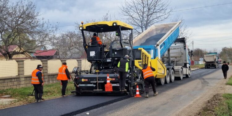 Au început asfaltările la Hănțești. Gheorghe Șoldan: Cei aproximativ 3.800 de locuitori ai comunei Hănțești nu au mai văzut asfalt pe drumul județean 208 D