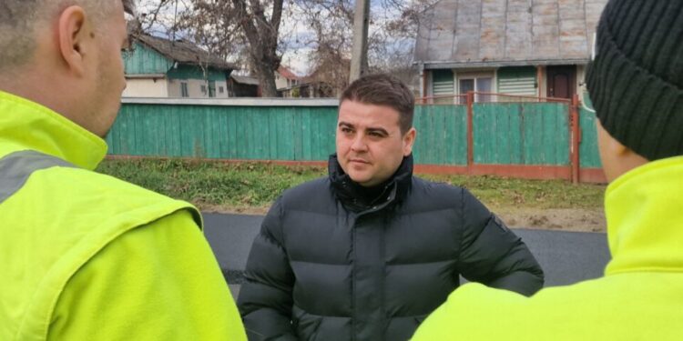 Au început asfaltările la Hănțești. Gheorghe Șoldan: Cei aproximativ 3.800 de locuitori ai comunei Hănțești nu au mai văzut asfalt pe drumul județean 208 D