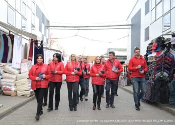 Echipă a PSD Suceava, în bazarul din Lunca Sucevei, la discuții cu sute de oameni despre autostrada A 7, atragerea de investitori și crearea de locuri de muncă (Foto)