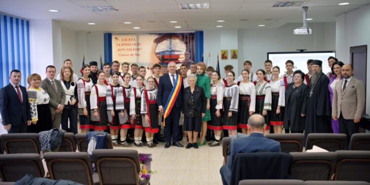 Singura nepoată a istoricului și militantului unionist bucovinean Ion Nistor, Ileana Funduc, a donat o bucată de teren la Vicovu de Sus, pentru construirea unei case memoriale. Doamna Funduc a primit titlul de cetățean de onoare al orașului