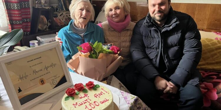 Flori, tort și un cadou, pentru rădăuțeanca Adele – Maria Apreotese, la împlinirea vîrstei de 100 de ani!