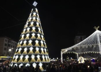 Multiplii campioni la canotaj, Ionela și Marius Cozmiuc, au aprins luminile bradului din centrul Sucevei. Ionela:  Nu vreau să vă spun decît că sînt mîndră că provin din această zonă și să vă urez un călduros ”La mulți ani, bucovineni!” (Foto)