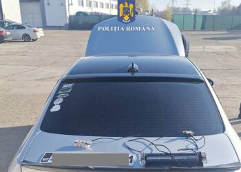Polițiștii rutieri au depistat cîțiva tineri care făceau drifturi cu mașinile pe șoseaua de centură a Sucevei. Unul dintre ei avea numere false la mașină și lampă care o imita pe cea a poliției