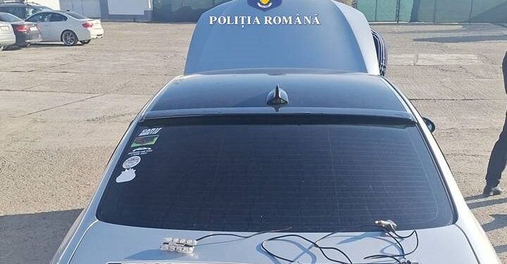 Polițiștii rutieri au depistat cîțiva tineri care făceau drifturi cu mașinile pe șoseaua de centură a Sucevei. Unul dintre ei avea numere false la mașină și lampă care o imita pe cea a poliției